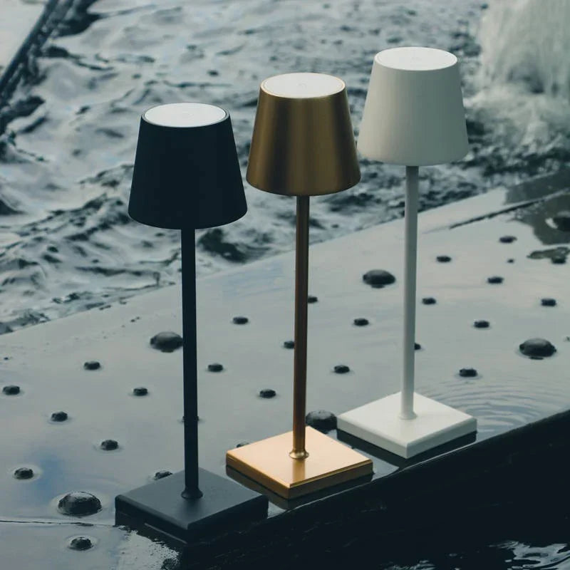 LumiLuxe dimbare tafellamp: oplaadbaar, draadloos, modern aluminium design. LED sfeerverlichting voor interieur.