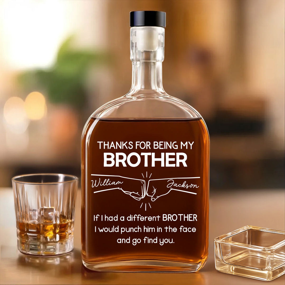 Gepersonaliseerde NoblePour glazen karaf met gegraveerde tekst, ideaal als luxe geschenk voor wijn of whisky.