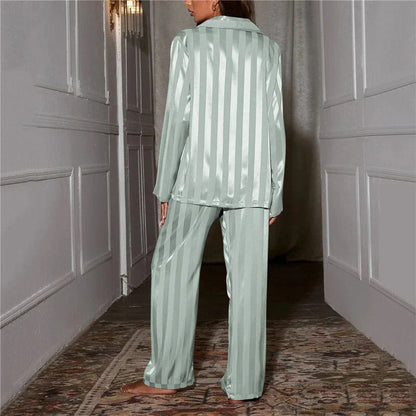 "Zijdezachte damespyjama luxe en comfortabel, elegante snit, matchende knopen, elastische tailleband, hoogwaardige stof."