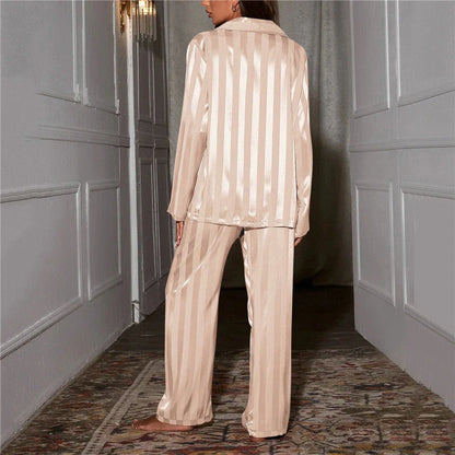 "Zijdezachte damespyjama luxe en comfortabel, elegante snit, matchende knopen, elastische tailleband, hoogwaardige stof."