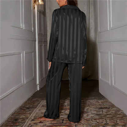 "Zijdezachte damespyjama luxe en comfortabel, elegante snit, matchende knopen, elastische tailleband, hoogwaardige stof."