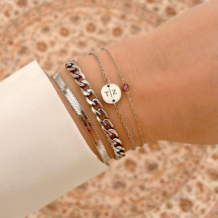 Dames gouden armband met ronde geboortesteen, een prachtig persoonlijk sieraad voor elke vrouw.