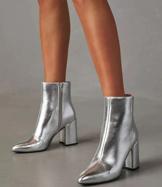 "Zilveren metallic enkellaarsjes dames, opvallend, modern, comfortabele pasvorm, enkellange pasvorm voor jeans of jurken."