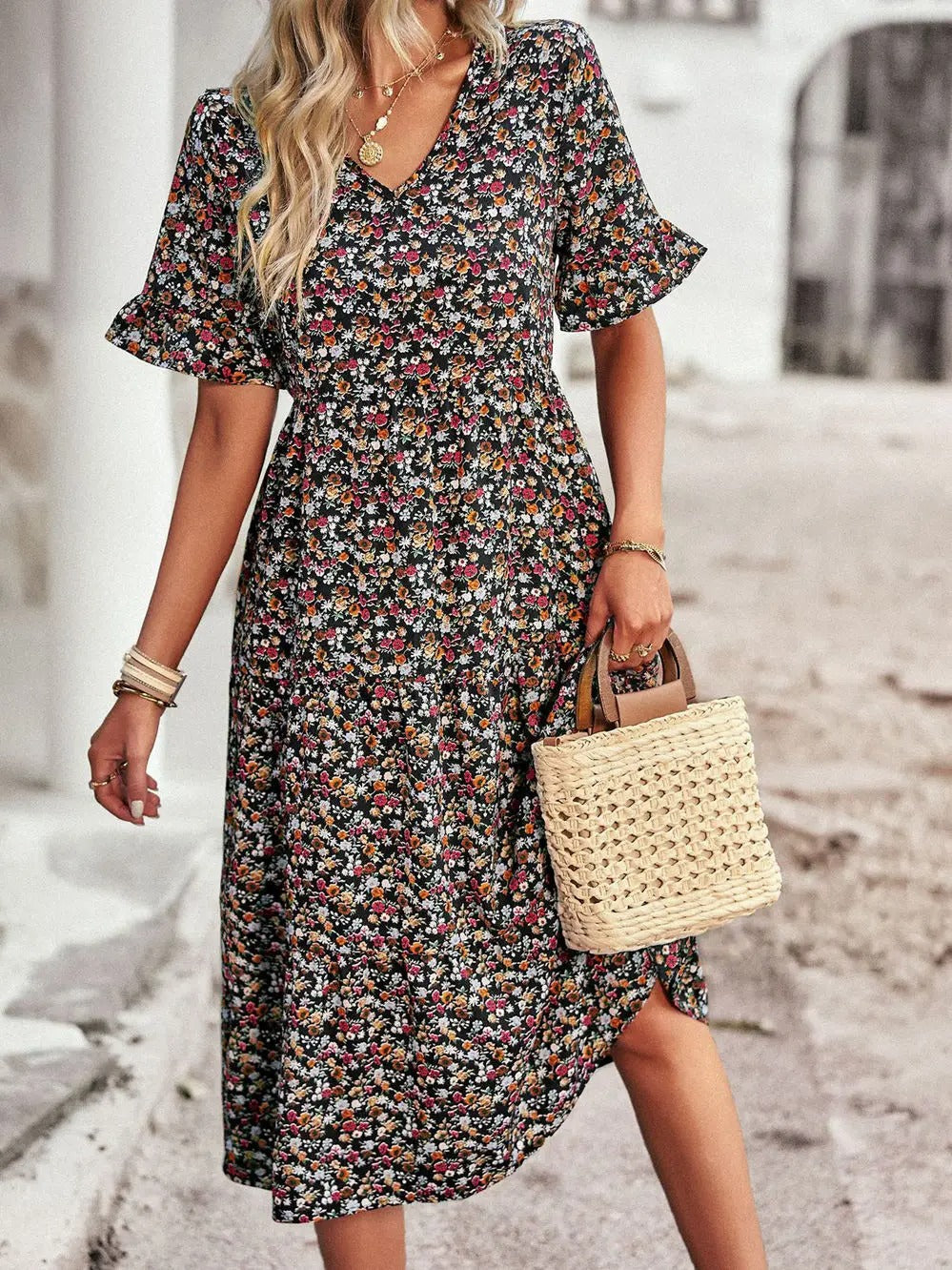 "Zomerjurk met bloemenpatroon en V-hals in abrikoos; elegante, casual damesjurk voor een stijlvolle zomerlook."
