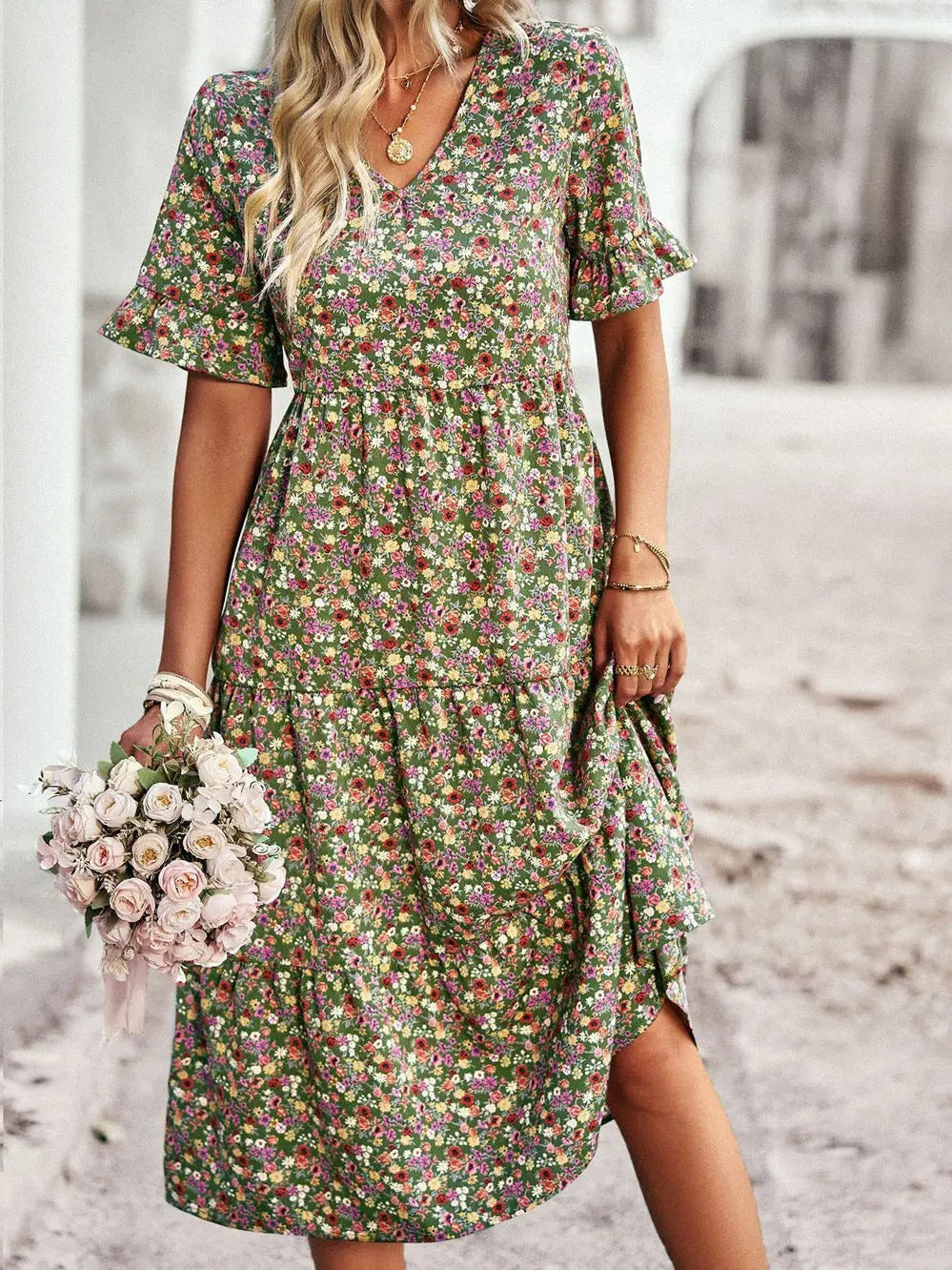 "Zomerjurk met bloemenpatroon en V-hals in abrikoos; elegante, casual damesjurk voor een stijlvolle zomerlook."
