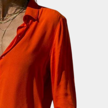 "Zomers gele damesblouse, comfortabel en elegant, gemaakt van ademend katoen, geschikt voor diverse gelegenheden."