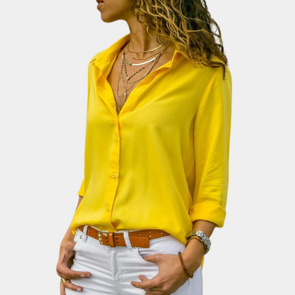 "Zomers gele damesblouse, comfortabel en elegant, gemaakt van ademend katoen, geschikt voor diverse gelegenheden."