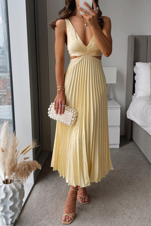 "Zomerse vrouw midi jurk met V-hals, plissérok en zijdelingse cut-outs, elegante en luchtige stijl, perfect voor events."