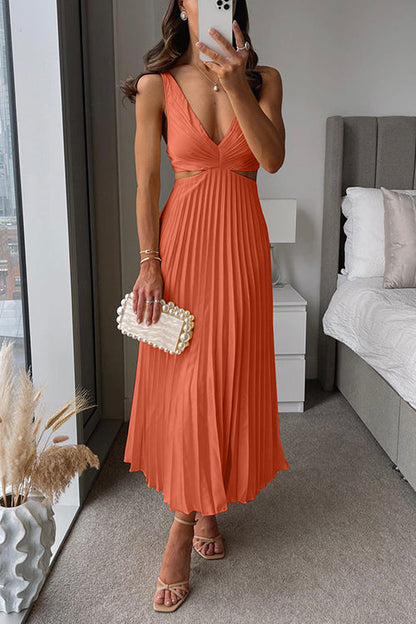 "Zomerse vrouw midi jurk met V-hals, plissérok en zijdelingse cut-outs, elegante en luchtige stijl, perfect voor events."