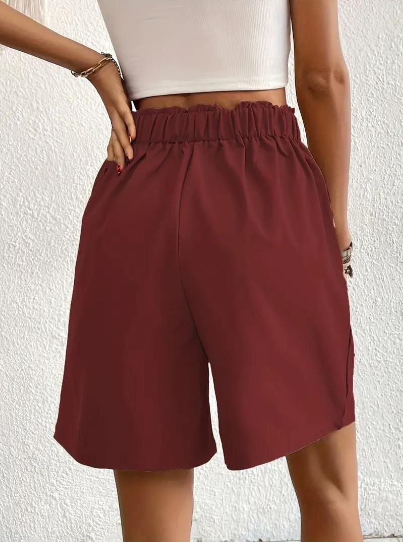"Zomershort met plooien, hoge taille, zakken en luchtige pasvorm, ideaal voor elegante, comfortabele zomerse look."