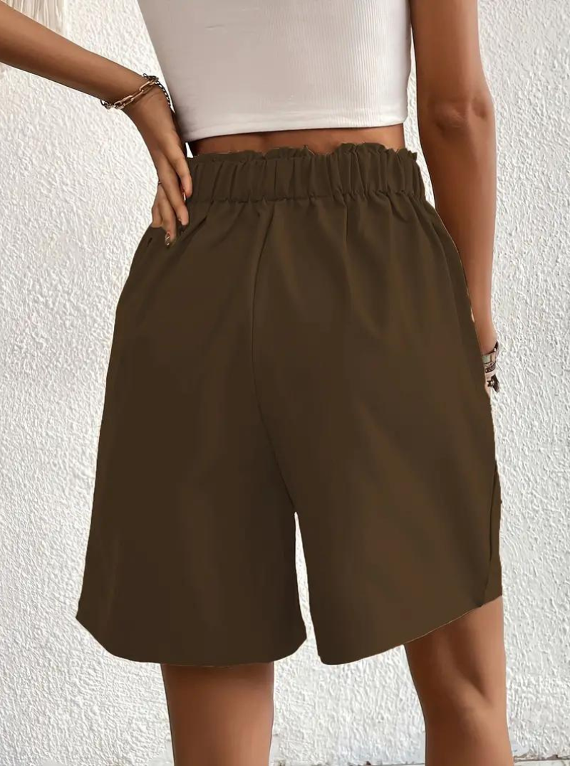 "Zomershort met plooien, hoge taille, zakken en luchtige pasvorm, ideaal voor elegante, comfortabele zomerse look."