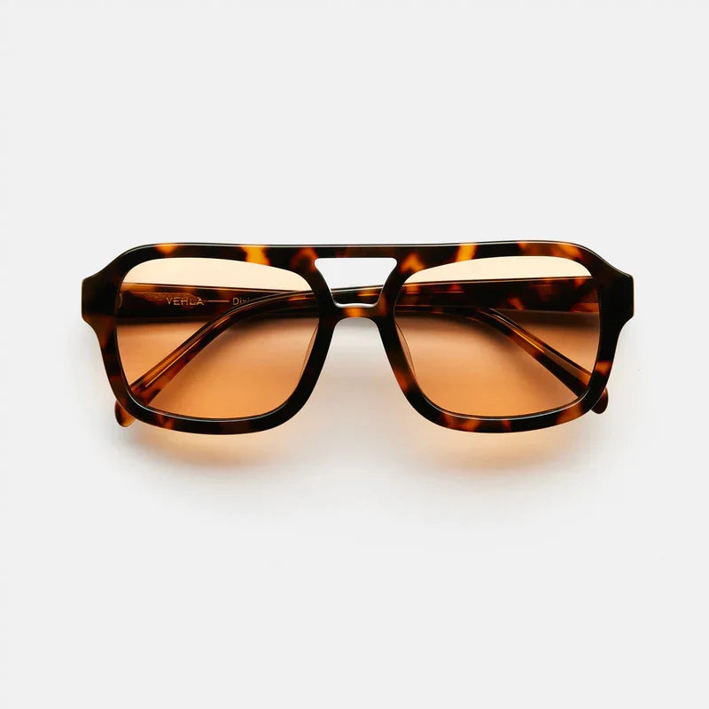 Dames zonnebril Lorena: zwarte, trendy zonnebril met luipaardaccenten voor stijlvolle UV-bescherming en oogbescherming.