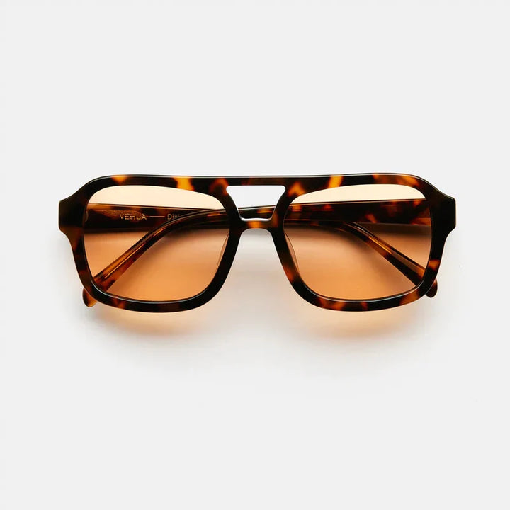 Dames zonnebril Lorena: zwarte, trendy zonnebril met luipaardaccenten voor stijlvolle UV-bescherming en oogbescherming.