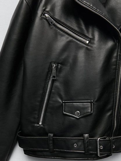 "Zwart leren bikerjack voor dames, elegante uitstraling met riemdetail, perfect voor lente en herfst"
