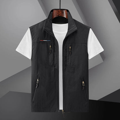"Zwart multi-pocket sneldrogend outdoor vest voor mannen, ademend met verstelbare pasvorm, geschikt voor avonturen."