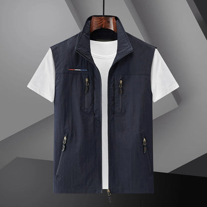 "Zwart multi-pocket sneldrogend outdoor vest voor mannen, ademend met verstelbare pasvorm, geschikt voor avonturen."