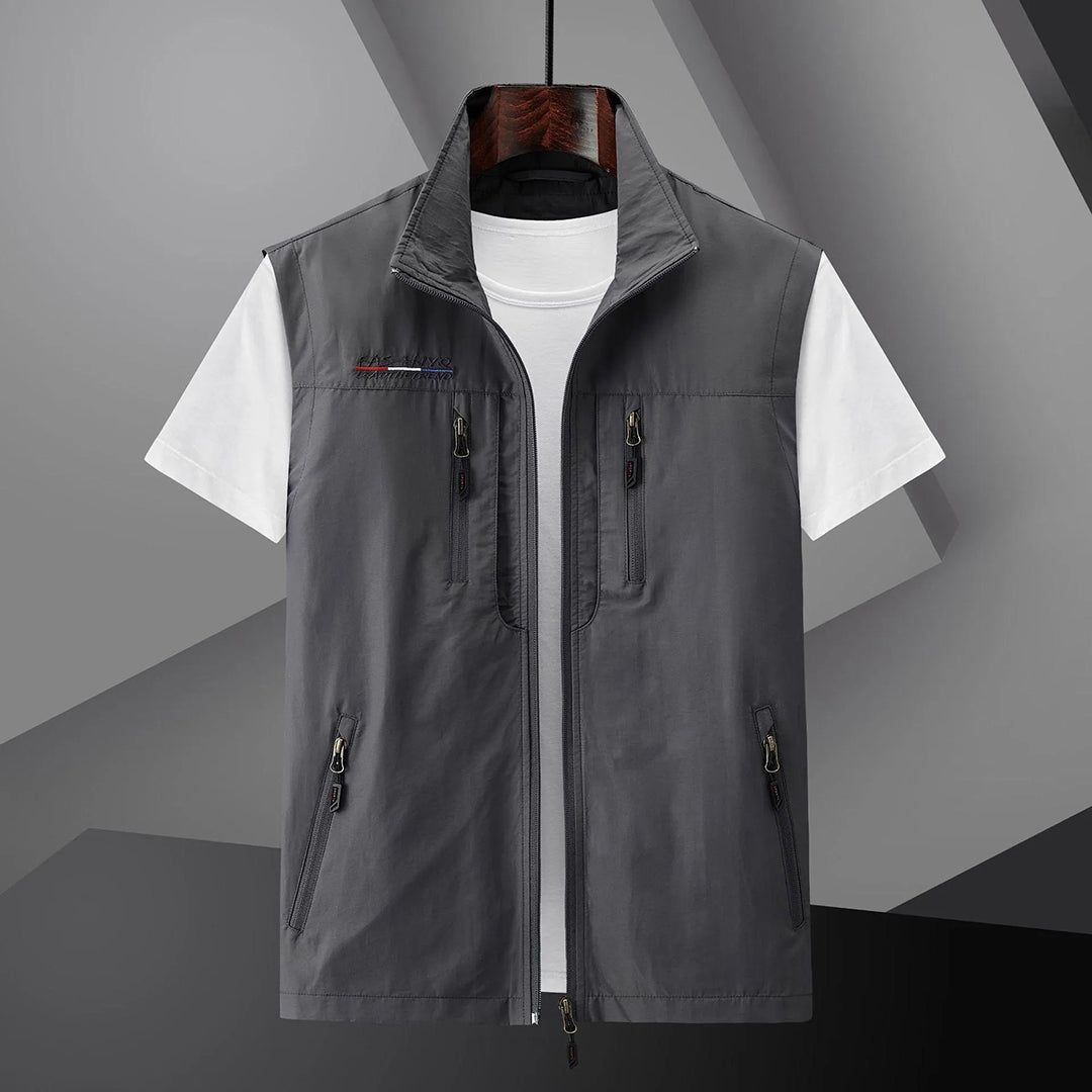 "Zwart multi-pocket sneldrogend outdoor vest voor mannen, ademend met verstelbare pasvorm, geschikt voor avonturen."