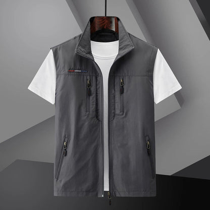"Zwart multi-pocket sneldrogend outdoor vest voor mannen, ademend met verstelbare pasvorm, geschikt voor avonturen."