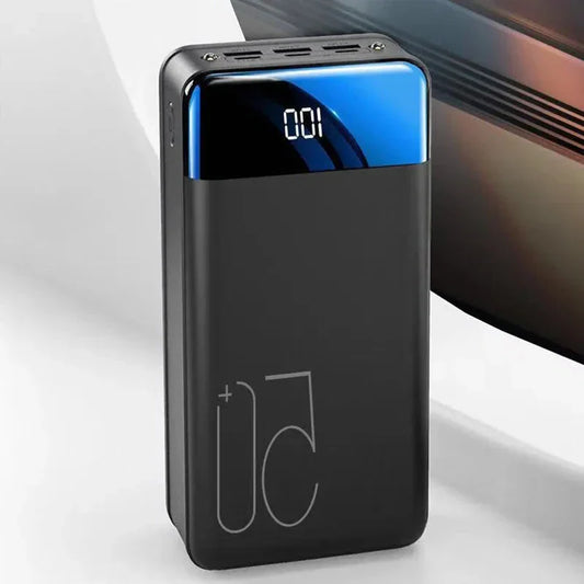 "Zwarte 100.000mAh power bank voor snel opladen van telefoons, tablets en laptops, compacte draagbare technologie."