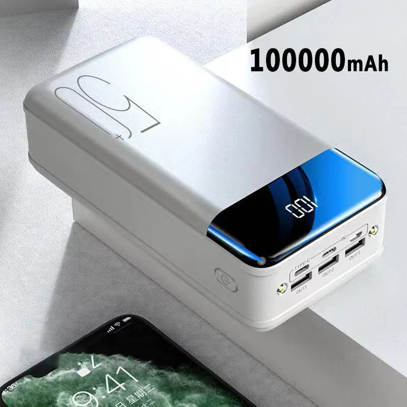"Zwarte 100.000mAh power bank voor snel opladen van telefoons, tablets en laptops, compacte draagbare technologie."