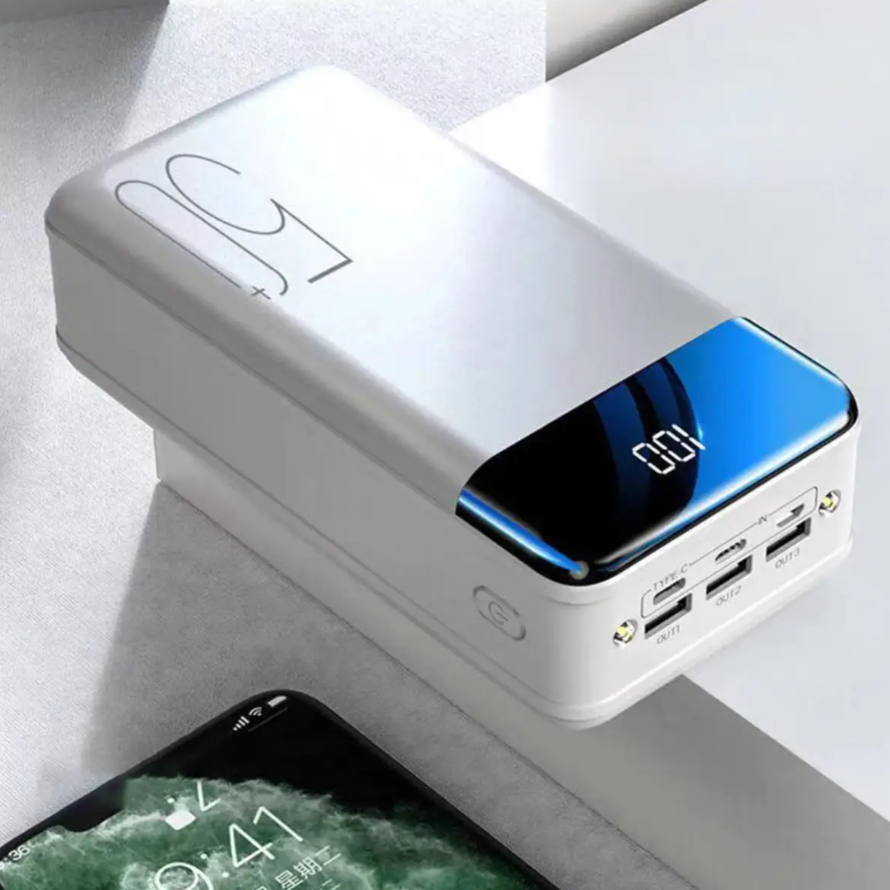 "Zwarte 100.000mAh power bank voor snel opladen van telefoons, tablets en laptops, compacte draagbare technologie."