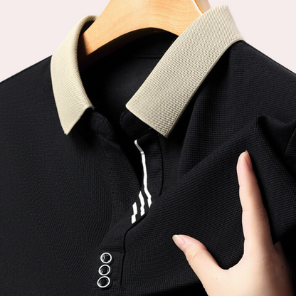 "Zwarte herenpolo met korte mouwen, elegante pasvorm, klassieke polohals, veelzijdig voor zomer casual wear."