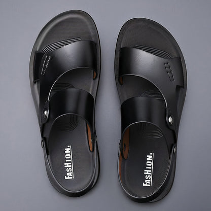 "Zwarte herensandaal voor de zomer met ergonomisch voetbed, ademend ontwerp en antislip zool voor comfort en stijl."