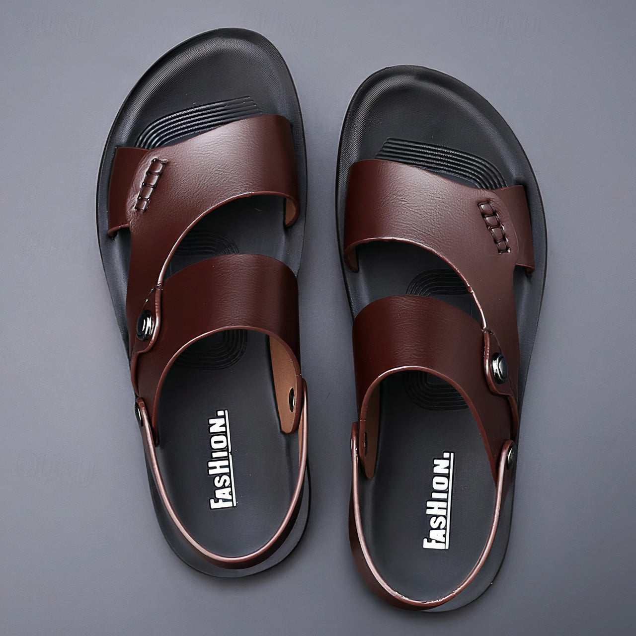 "Zwarte herensandaal voor de zomer met ergonomisch voetbed, ademend ontwerp en antislip zool voor comfort en stijl."