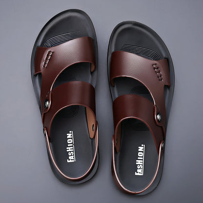 "Zwarte herensandaal voor de zomer met ergonomisch voetbed, ademend ontwerp en antislip zool voor comfort en stijl."
