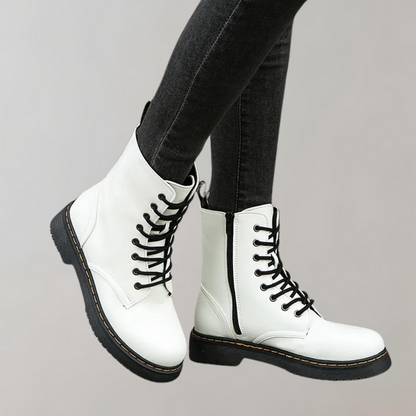 Zwarte leren dameslaars met veters, elegant design, klassiek en duurzaam, perfect voor dagelijks gebruik en speciale gelegenh