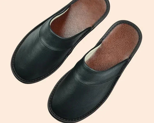 Zwarte leren heren pantoffels, stijlvol en comfortabel, perfect voor winterse avonden, gemaakt van hoogwaardig leer.