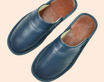 Zwarte leren heren pantoffels, stijlvol en comfortabel, perfect voor winterse avonden, gemaakt van hoogwaardig leer.