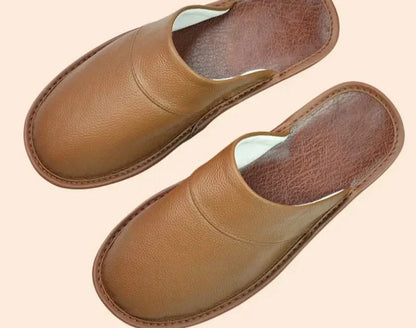Zwarte leren heren pantoffels, stijlvol en comfortabel, perfect voor winterse avonden, gemaakt van hoogwaardig leer.