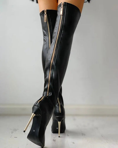 "Zwarte leren overknee laarzen met gouden 11 cm hak en stijlvolle rits, perfecte eyecatcher voor elke gedurfde look."