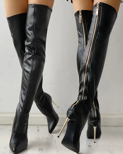 "Zwarte leren overknee laarzen met gouden 11 cm hak en stijlvolle rits, perfecte eyecatcher voor elke gedurfde look."
