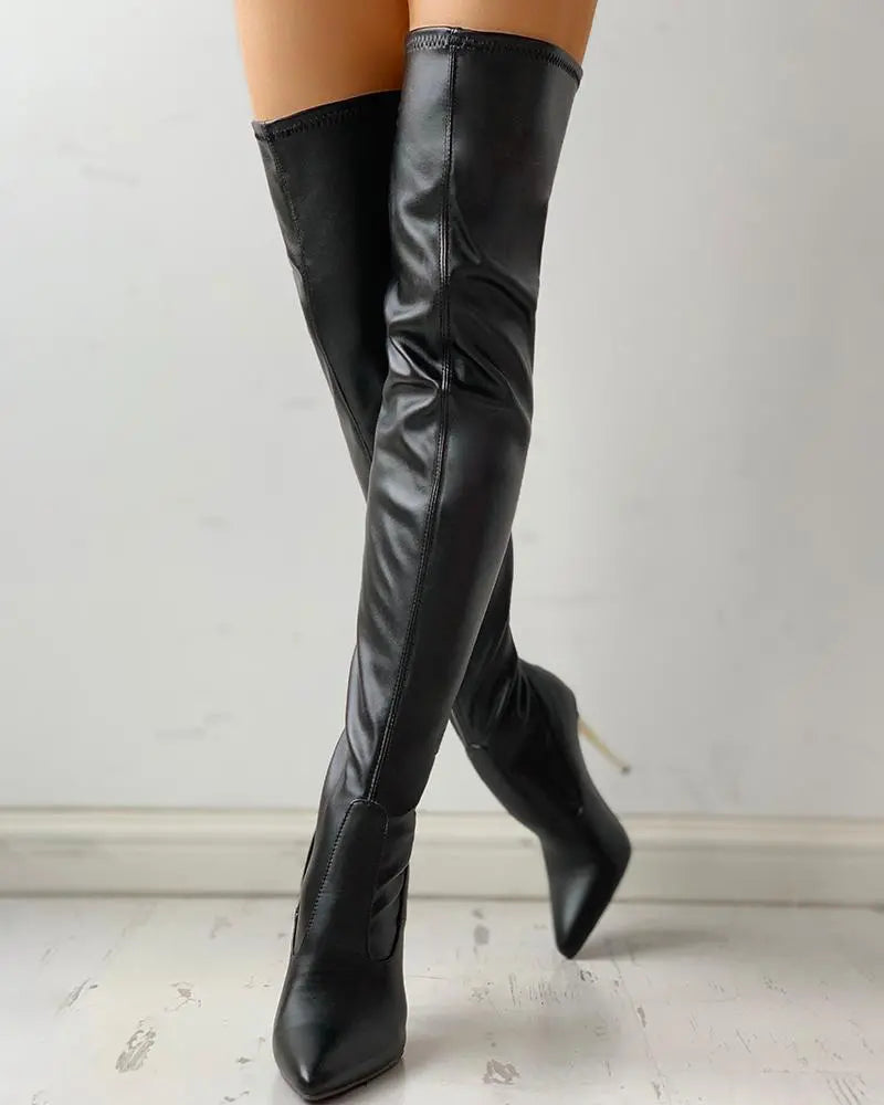 "Zwarte leren overknee laarzen met gouden 11 cm hak en stijlvolle rits, perfecte eyecatcher voor elke gedurfde look."