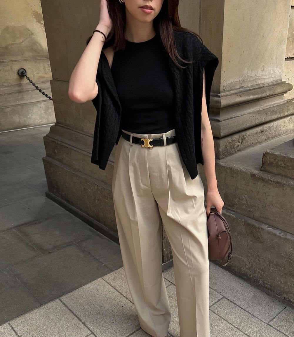 "Zwarte luxe leren riem met gouden gesp, veelzijdig voor casual en formele outfits, elegant en stijlvol accessoire."