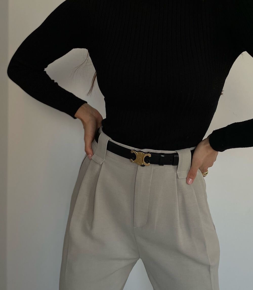 "Zwarte luxe leren riem met gouden gesp, veelzijdig voor casual en formele outfits, elegant en stijlvol accessoire."