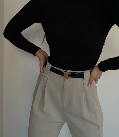 "Zwarte luxe leren riem met gouden gesp, veelzijdig voor casual en formele outfits, elegant en stijlvol accessoire."
