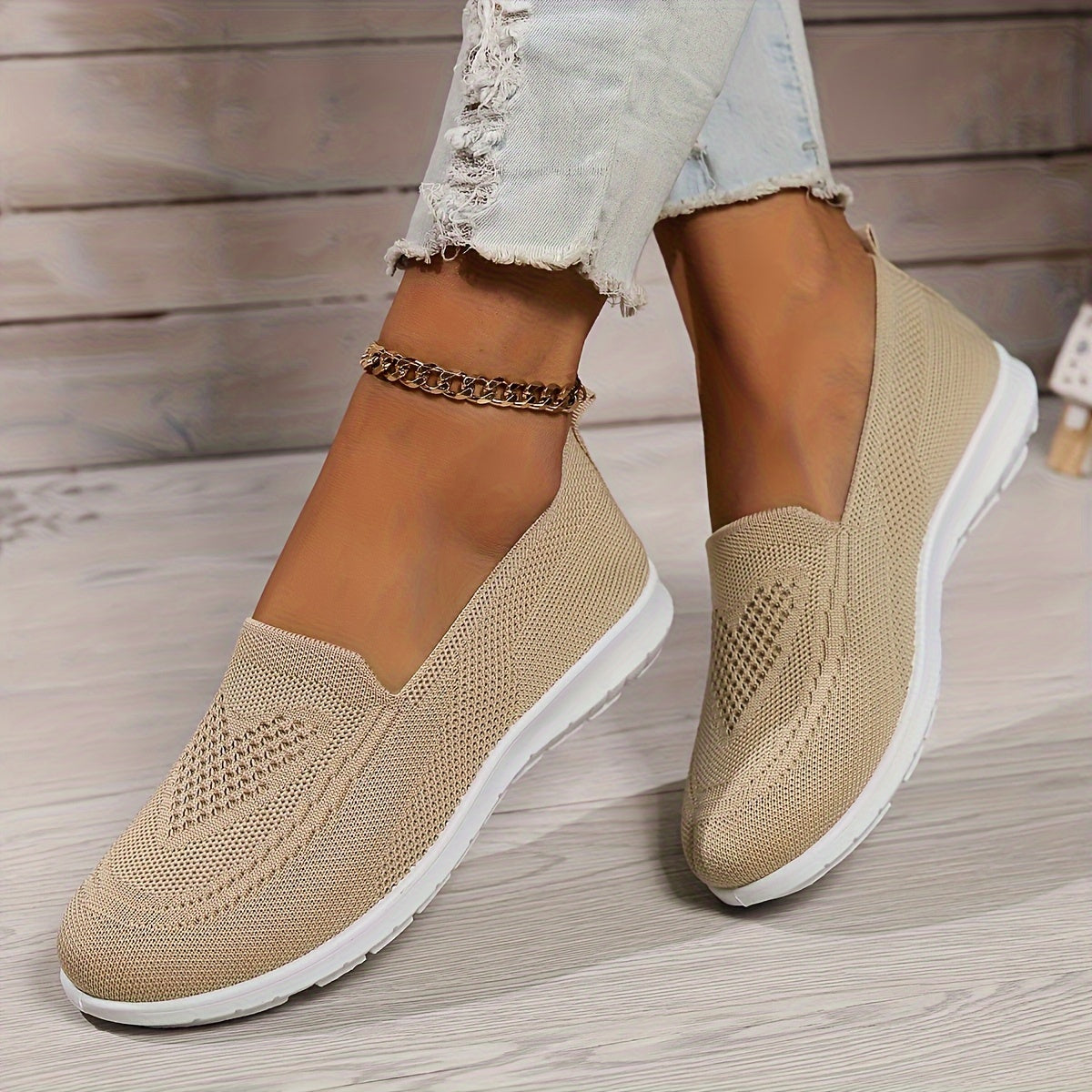 "Zwarte orthopedische instappers voor dames, stijlvol en comfortabel. Slip-on design met ademend bovenwerk en ondersteuning."