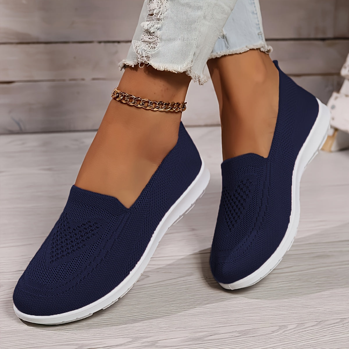 "Zwarte orthopedische instappers voor dames, stijlvol en comfortabel. Slip-on design met ademend bovenwerk en ondersteuning."