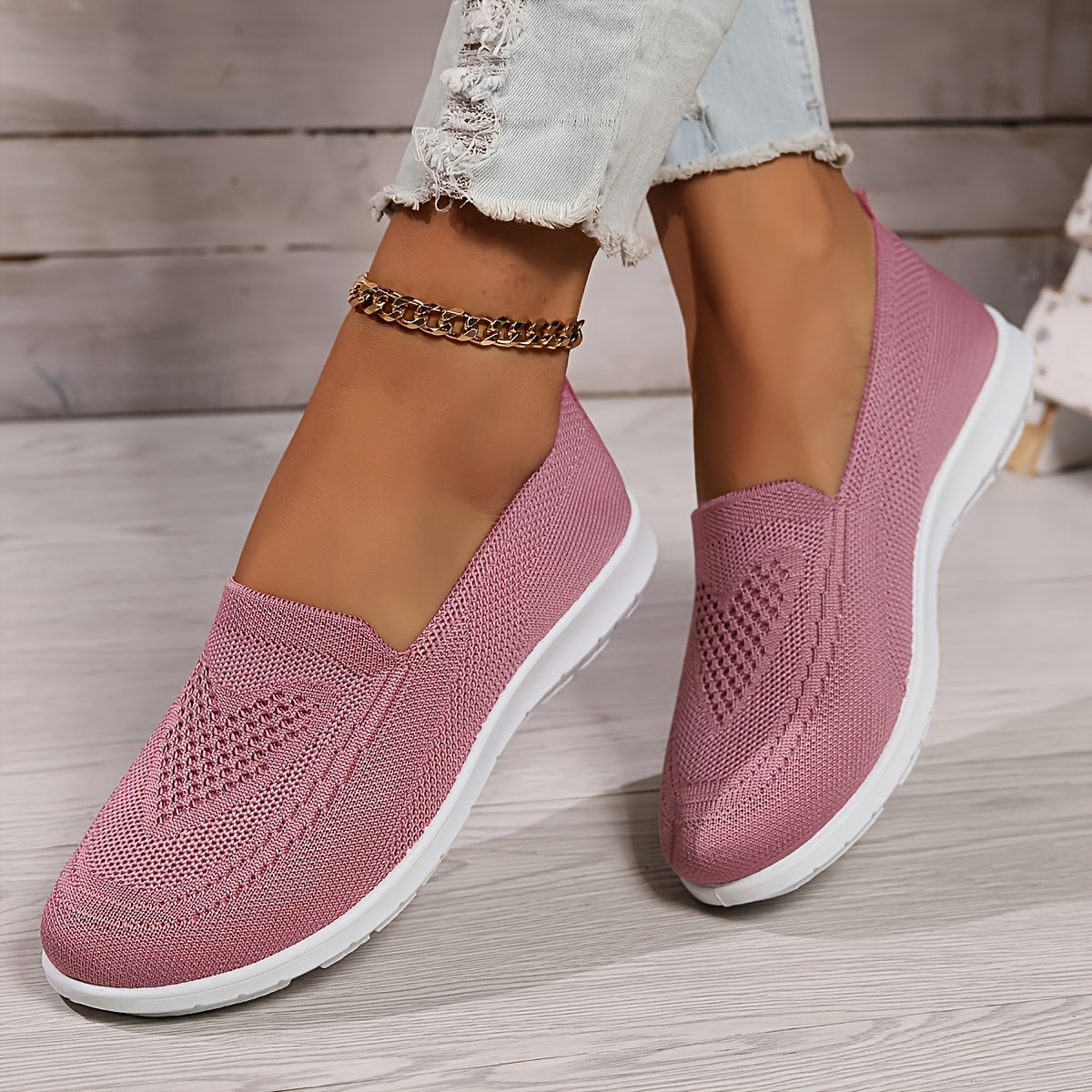 "Zwarte orthopedische instappers voor dames, stijlvol en comfortabel. Slip-on design met ademend bovenwerk en ondersteuning."