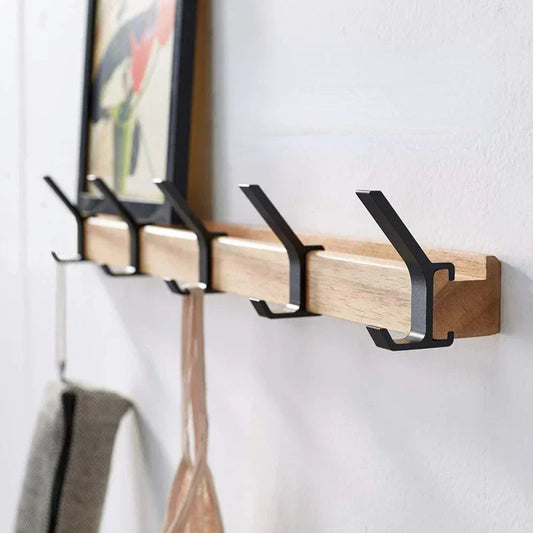 "Zwarte Scandinavische wandkapstok met verstelbare haken, houttinten. Modern minimalistisch design, duurzaamheid centraal."