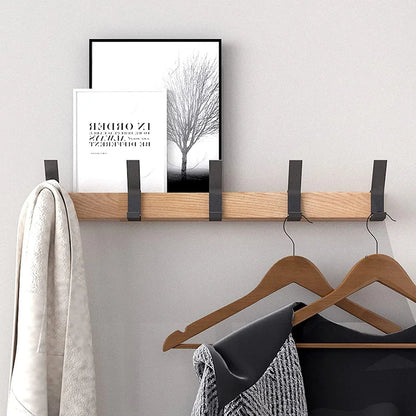 "Zwarte Scandinavische wandkapstok met verstelbare haken, houttinten. Modern minimalistisch design, duurzaamheid centraal."