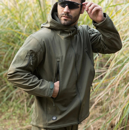 "Zwarte water- en winddichte outdoor set voor heren met fleecevoering, zes zakken en verstelbare capuchon voor elk weer."