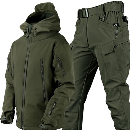 "Zwarte water- en winddichte outdoor set voor heren met fleecevoering, zes zakken en verstelbare capuchon voor elk weer."
