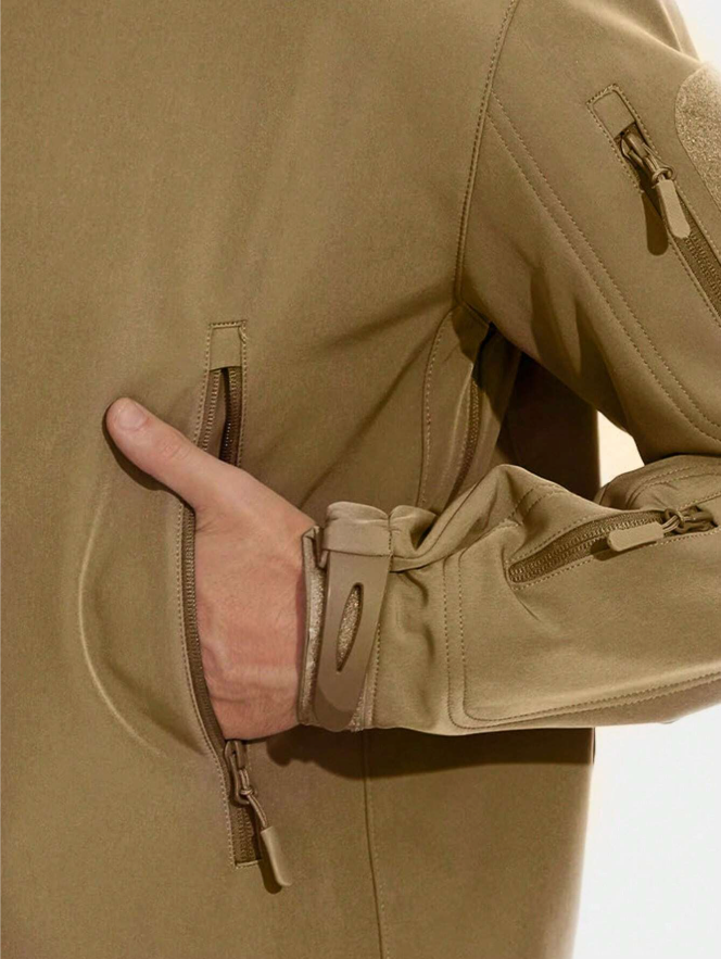 Details van de ritssluitingen en zakken op de waterdichte outdoor jas met warme fleecevoering.