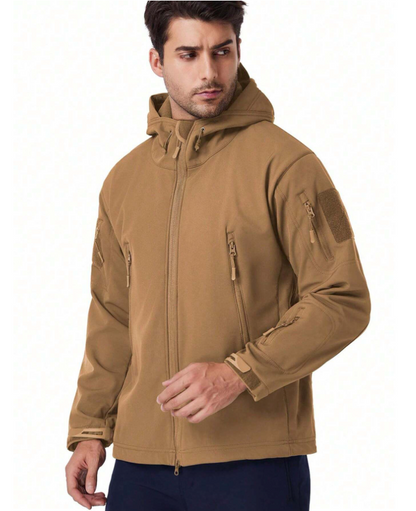 "Zwarte water- en winddichte outdoor set voor heren met fleecevoering, zes zakken en verstelbare capuchon voor elk weer."
