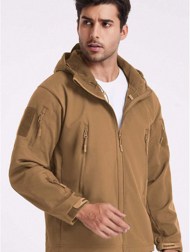 Close-up van de waterafstotende stof van de unisex outdoor set, ideaal voor natte omstandigheden.