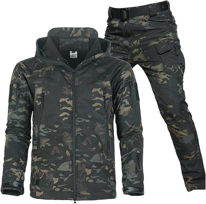 "Zwarte water- en winddichte outdoor set voor heren met fleecevoering, zes zakken en verstelbare capuchon voor elk weer."